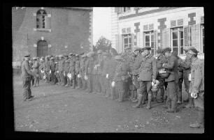 [Zitadelle Cambrai (?) (Dep. Nord, Frankreich)]: Gefangene mit Feldmütze und Tellerhelm und Essgeschirr in Reih und Glied im Hof der Zitadelle ("Gefangene der Somme-Schlacht und Begleitmannschaft")