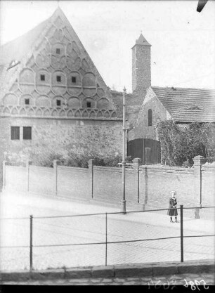 Unterburg Giebichenstein und Bergfried Oberburg. Südgiebel des Westbaues an der Kröllwitzer Straße