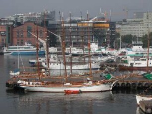 Oslo - Schiffe im Stadthafen : Schiffe im Stadthafen. Aufgenommen in Oslo im September 2004
