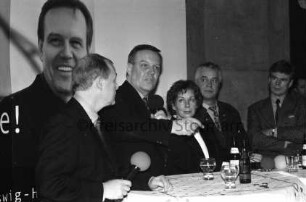 CDU: Wahlkampfveranstaltung zur Landtagswahl: Bildungszentrum: Ahrensböker Straße: Talkshow: CDU-Spitzenkandidat Volker Rühe mit Mikrofon und Landtagskandidat Rainer Wiegard: an Tisch mit Landwirt Paul-Friedrich Beeck aus Hamberge und Parteikollegen: dahinter Stellwand mit Rühe-Portrait: 1. Februar 2000