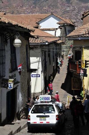 Cusco - Autos in einer Altstadtgasse : Autoverkehr in einer engen Altstadtgasse. Aufgenommen am 30. August 2011 in der einstigen Inka-Hauptstadt Cusco