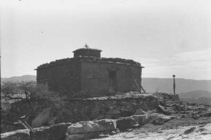 Koptenkirche : Felsige Berglandschaft mit einem Gebäude