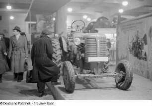 Messebesucher vor einem Traktor