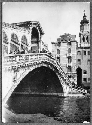 An der Rialto Brücke in Venedig
