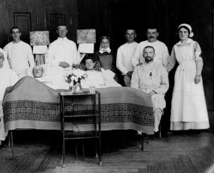 Erster Weltkrieg - Reservelazarett Gewerbeschule. Ärzte, Schwestern und Patienten