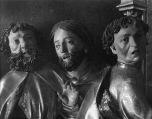 Relief mit Marientod : Relief mit Marientod (1401/1500). Detail mit drei trauernden männlichen Figuren. Mittelberg (Kleinwalsertal), Krankenhaus