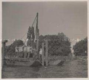 Wehrmachtssoldaten, Posten an der Pionierbrücke bei Dinant