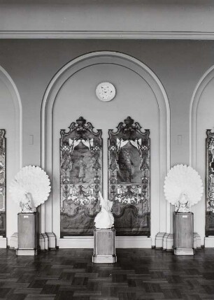 Dresden: Zwinger, Innenansicht, Pavillon E mit Neuaufstellung der Porzellansammlung (Eröffnung am 23.9.1962), Saal der Meißner Tierplastik, Kändler-Figuren, mit Barocktheaterkulissen als Hintergrund
