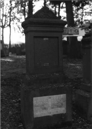 Grabstein 110 (Index: 99795580) Zustand: hebräische Inschriftplatte fehlt Maße HxBxT: 164x57x26 cm: Grabstein 110