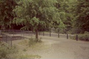 Mühlenredder: Brücke über Abfluss des Schlossgrabens in Aue: Draufsicht von Osten: Fahrbahn, Pollerreihe, Fahrradweg, Geländer