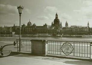 Dresden, Blick vom Neustädter Ufer oberhalb der Augustusbrücke über die Elbe zu Brühlscher Terrasse, Kunstakademie und Frauenkirche