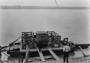Fähre über den Rio Grande : Der Bus der Expedition wird auf eine Fähre zum Überqueren des Rio Grande geladen.