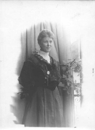 Porträt einer Dame, auf einem Balkon stehend