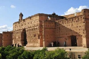 Mauer des El Badi Palastes : Vom einst größten Palast des Maghreb, dem 1578 bis 1608 erbauten Palais el-Badi in Marrakesch können heute nur noch die Außenmauern besichtigt werden, aufgenommen am 04.11.2008