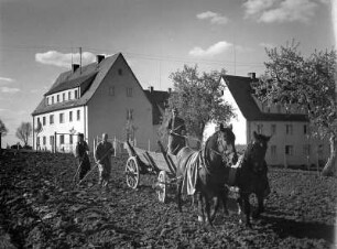 Siedlungshaus : Herzogenaurach. Siedlungshaus (wohl um 1935). Feldansicht mit Pferdegespann
