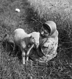 Frau mit Lamm