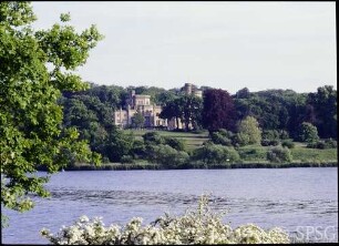 Potsdam, Park Babelsberg, Blick vom gegenüberliegenden Ufer auf das Schloss.