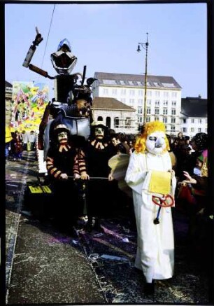 Basel: Roboter auf Wagen, davor weißer Mann