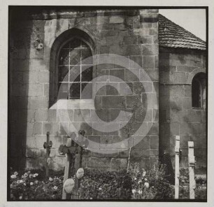 Spitzbogenfenster und Apsis der kath. Kirche Würben