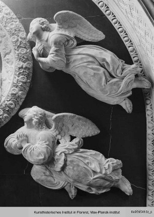 Madonnentondo mit Engeln in Bogennische - Bogennische: Madonnentondo mit Engeln und Cherubsköpfen