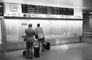 Frankfurt: Flughafen; Deutsche Bahn-Fahrplantafeln am S-Bahn Eingang