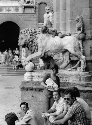 Passanten an der Loggia dei Lanzi in Florenz