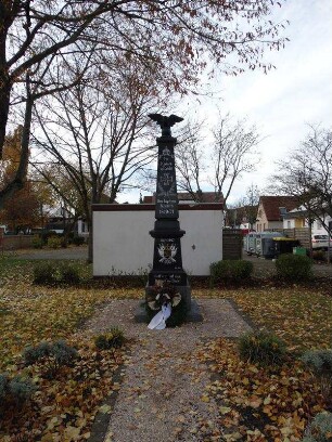 Friedhof mit Aussegnungshalle und Ehrenmal (Friedhofsanlage); Babenhausen, Zum Sickenhöfer See, Zum Sickenhöfer See 5A