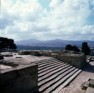 Phaistos. Neuer Palast. Zugangstreppe und Propylon