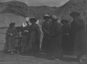 Gruppe vor Jurte : Eine Gruppe aus Zentralasien vor einer Jurte im Tian Shan Hochgebirge
