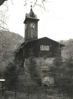 Cossebaude-Niederwartha, Tännichtgrundstraße 18. Alte Hofemühle (1851/1900). Nebengebäude mit Uhrturm. Ansicht mit Mühlemodellen im Vorgarten