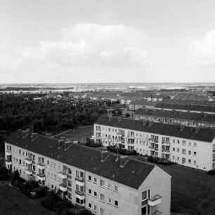 Gartenstadt Falkenberg: Blick vom Rathaus Richtung Nordosten: vorn Wohnblocks am Stonsdorfer Weg: dazwischen Grünflächen: hinten links Wäldchen: dahinter Reihenhäuser und weitere Wohnblocks: im Hintergrund das Gewerbegebiet Stonsdorf