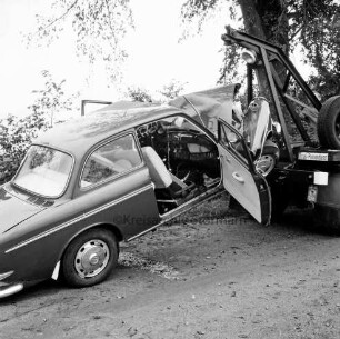 B 206: Mönkhagen-Langniendorf: Verkehrsunfall eines Reisebusses mit einem Pkw: verunglückter Pkw an Seil eines Abschleppwagens: rechts dahinter Baum