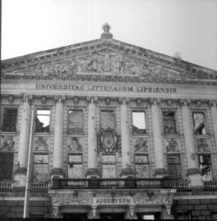 Leipzig. Augusteum (Universitätshauptgebäude) und Universitätskirche St. Pauli kurz vor Sprengung und Abbruch, Mai 1968