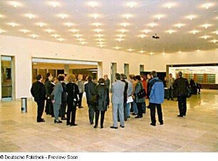 Bauübergabefeier. Gäste beim Rundgang durch die Bibliothek