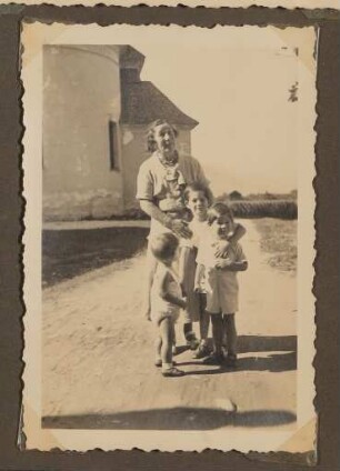 Gerty von Hofmannsthal mit ihren Enkeln vor Schloss Prielau