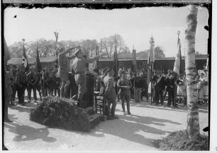 1. Mai-Feier Sigmaringen 1934; Aufnahme des Rednerpults von hinten; zahlreiche Fahnenträger im Hintergrund; in Stahlhelm-Uniform: Fürst Friedrich Viktor von Hohenzollern; daneben Kreisleiter Maier
