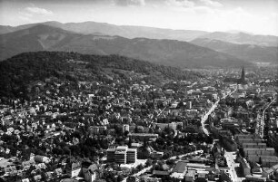 Freiburg: Stadt, Gesamtbild von Nordwesten mit Bergen und Münster