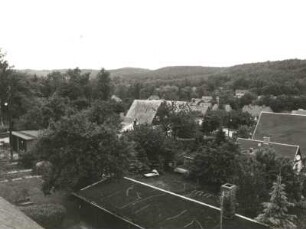 Berggießhübel (Bad Gottleuba-Berggießhübel). Stadtsiedlung am rechten Gottleubahang (1927 ff.). Blick von der Prinzessinnensäule nach Nordwest gegen die Zehistaer Wände