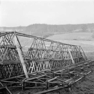 Trave: Spannbetonbrücke: Neubau: vorn Gerüst aus Stahlträgern: hinten Straße: im Hintergrund Kneeden