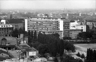 Berlin: Funkturm; Blick vom Restaurant auf Landesversicherungsanstalt (Beamten Aquarium)