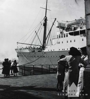 Genua. Im Hafen. Passagierschiff am Kai
