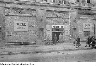 Aufnahmen der Kaufhäuser Awag (Allgemeine Warenhandels-Gesellschaft) und Hertie in Berlin