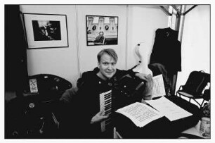 Der Akkordeonist Ruslan Kratschowski beim Spielen von Dmitri Schostakowitschs "Suite für Varieté-Orchester" für das Konzert mit kapelle 21, Internationale Schostakowitsch-Tage 2019