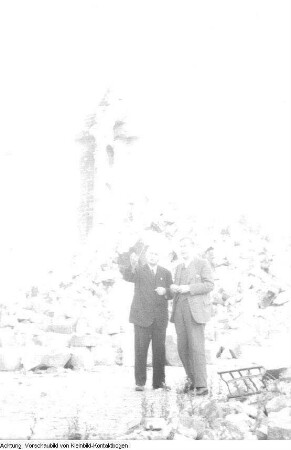 Dresden, Neumarkt. Dresdner Kreuzchor am Lutherdenkmal vor der Ruine der Frauenkirche, u.a., um 1946