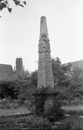 Pirna, Postmeilensäule (1722), Blick auf Klosterkirche St. Heinrich