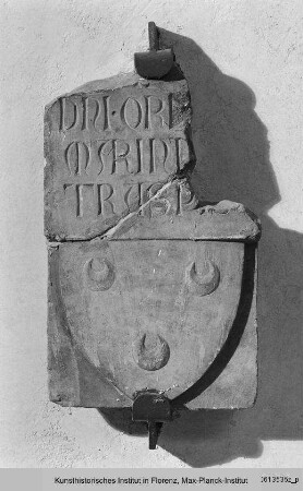 Grabstein mit Inschrift und Wappen