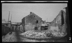 [Saint-Étienne-au-Temple (?) (Dep. Marne, Frankreich)]: leicht schneebedeckte Häuser und Schutthaufen