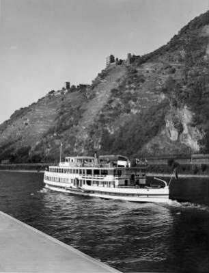 Kamp-Bornhofen. Blick vom Rhein auf die Burgruinen Sterrenberg und Liebenstein