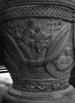 Taufstein : Taufstein. Sandstein (grau) (1101/1250). Altenstadt Kreis Weilheim-Schongau, Pfarrkirche Sankt Michael