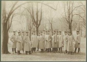 Freiherr Franz von Soden, Brigadekommandeur vor Kaserne stehend mit achtzehn weiteren Offizieren in Uniform und Mütze, vorwiegend Brustbilder in Halbprofil